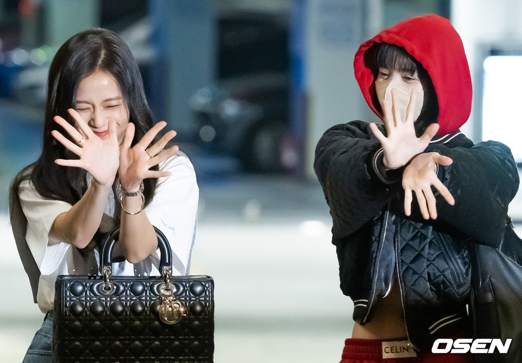 걸그룹 블랙핑크(BLACKPINK) 제니, 지수, 리사가 2일 오후 해외 일정차 인천광역시 중구 운서동 인천국제공항을 통해 미국 라스베이거스로 출국했다.블랙핑크 지수 솔로곡인 '꽃'의 포인트 안무를 지수와 리사가 함께 하고 있다. 2023.04.02 / rumi@osen.co.kr