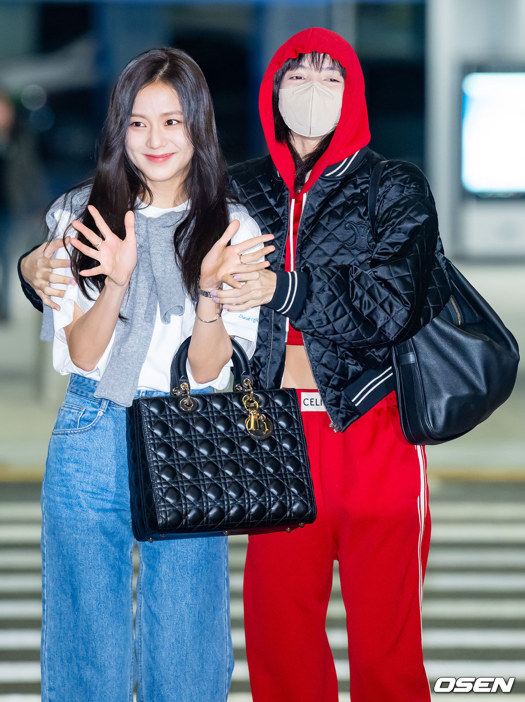 걸그룹 블랙핑크(BLACKPINK) 제니, 지수, 리사가 2일 오후 해외 일정차 인천광역시 중구 운서동 인천국제공항을 통해 미국 라스베이거스로 출국했다.블랙핑크 지수와 리사가 출국장으로 이동하며 포즈를 취하고 있다. 2023.04.02 / rumi@osen.co.kr