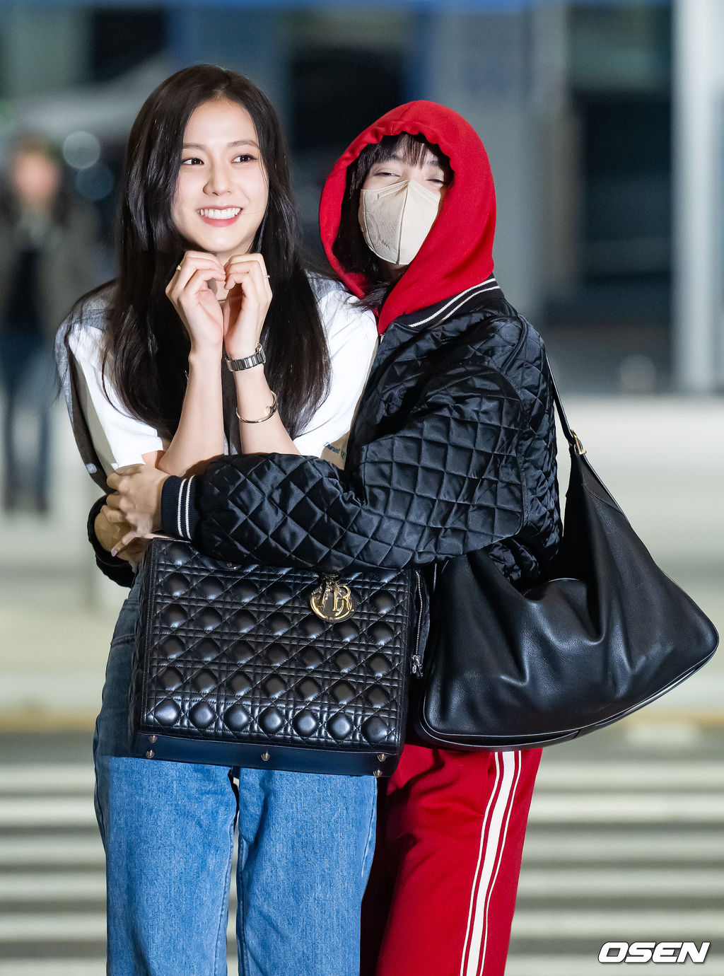 걸그룹 블랙핑크(BLACKPINK) 제니, 지수, 리사가 2일 오후 해외 일정차 인천광역시 중구 운서동 인천국제공항을 통해 미국 라스베이거스로 출국했다.블랙핑크 지수와 리사가 출국길에 올랐을때 리사가 지수를 껴안고 있다. 2023.04.02 / rumi@osen.co.kr