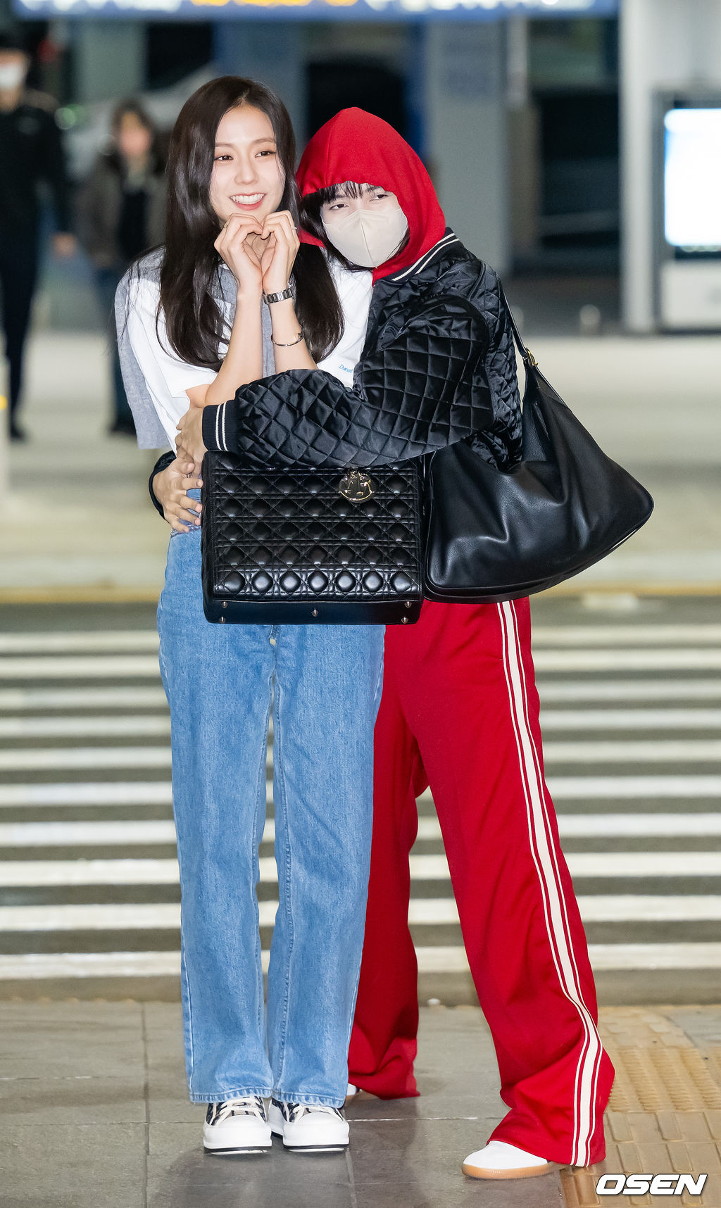 걸그룹 블랙핑크(BLACKPINK) 제니, 지수, 리사가 2일 오후 해외 일정차 인천광역시 중구 운서동 인천국제공항을 통해 미국 라스베이거스로 출국했다.블랙핑크 지수와 리사가 출국길에 올랐을때 리사가 지수를 껴안고 있다. 2023.04.02 / rumi@osen.co.kr