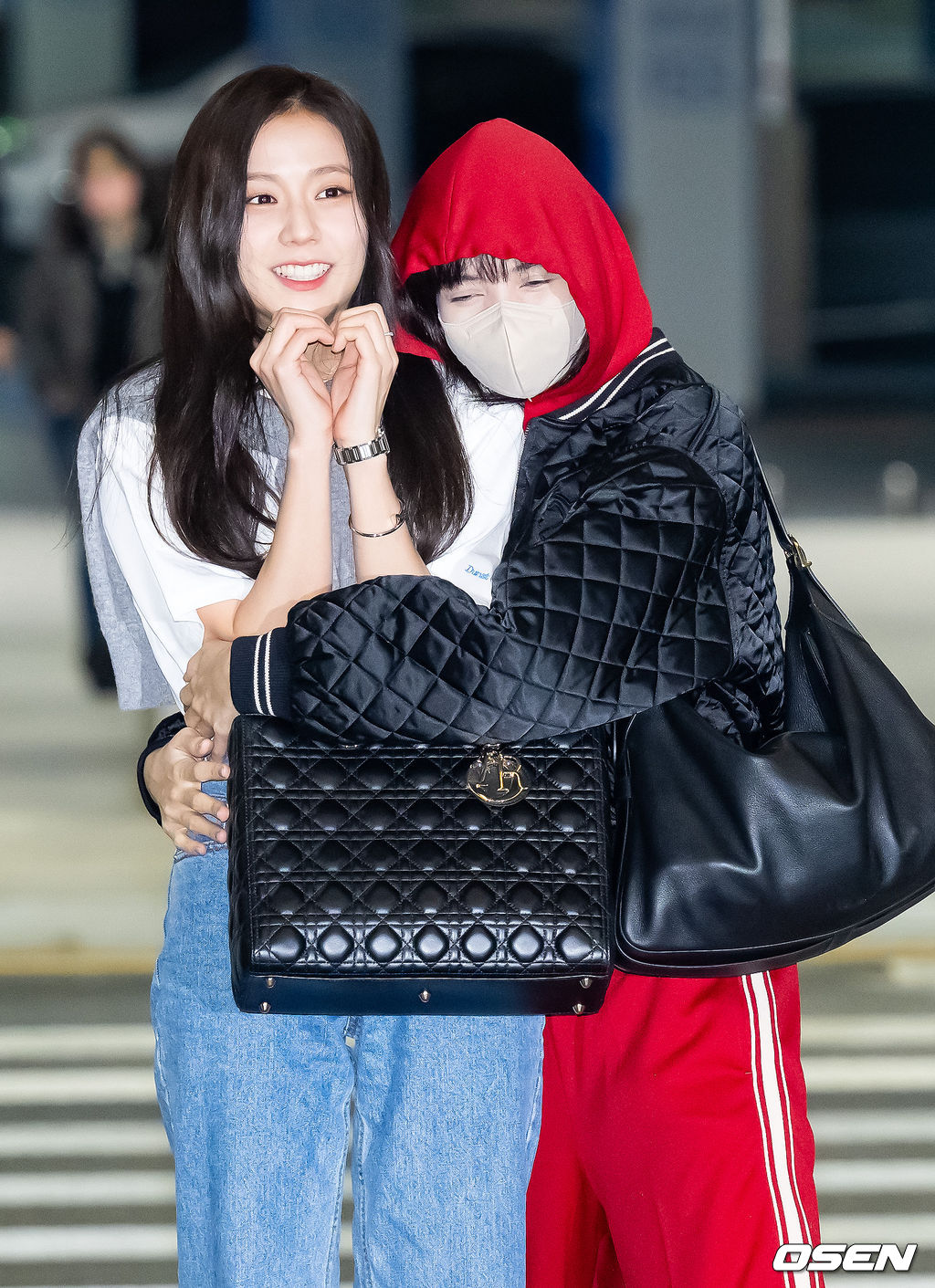 걸그룹 블랙핑크(BLACKPINK) 제니, 지수, 리사가 2일 오후 해외 일정차 인천광역시 중구 운서동 인천국제공항을 통해 미국 라스베이거스로 출국했다.블랙핑크 지수와 리사가 출국길에 올랐을때 리사가 지수를 껴안고 있다. 2023.04.02 / rumi@osen.co.kr