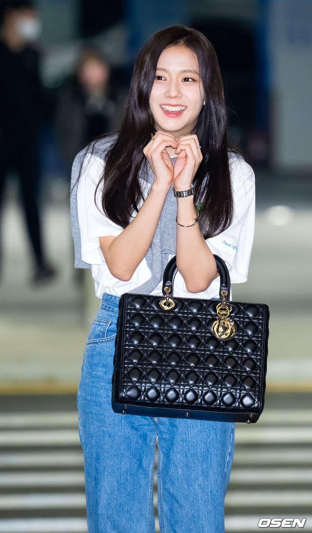 걸그룹 블랙핑크(BLACKPINK) 제니, 지수, 리사가 2일 오후 해외 일정차 인천광역시 중구 운서동 인천국제공항을 통해 미국 라스베이거스로 출국했다.블랙핑크 지수rk 출국장으로 이동하며 포즈를 취하고 있다. 2023.04.02 / rumi@osen.co.kr