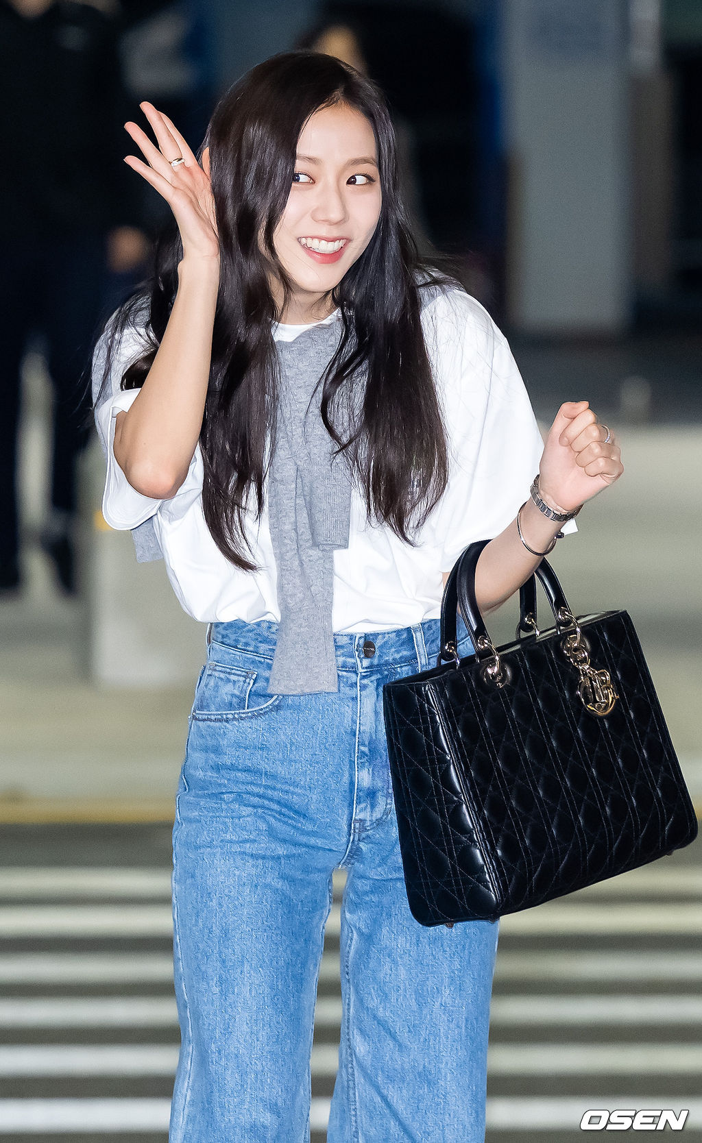 걸그룹 블랙핑크(BLACKPINK) 제니, 지수, 리사가 2일 오후 해외 일정차 인천광역시 중구 운서동 인천국제공항을 통해 미국 라스베이거스로 출국했다.블랙핑크 지수가 팬들의 외침을 듣고 있다. 2023.04.02 / rumi@osen.co.kr