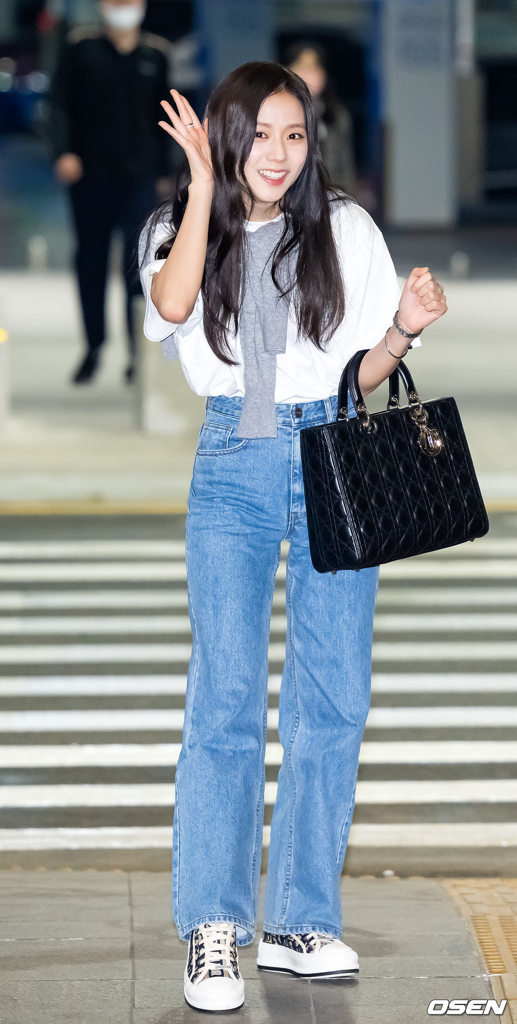 걸그룹 블랙핑크(BLACKPINK) 제니, 지수, 리사가 2일 오후 해외 일정차 인천광역시 중구 운서동 인천국제공항을 통해 미국 라스베이거스로 출국했다.블랙핑크 지수가 팬들의 외침을 듣고 있다. 2023.04.02 / rumi@osen.co.kr