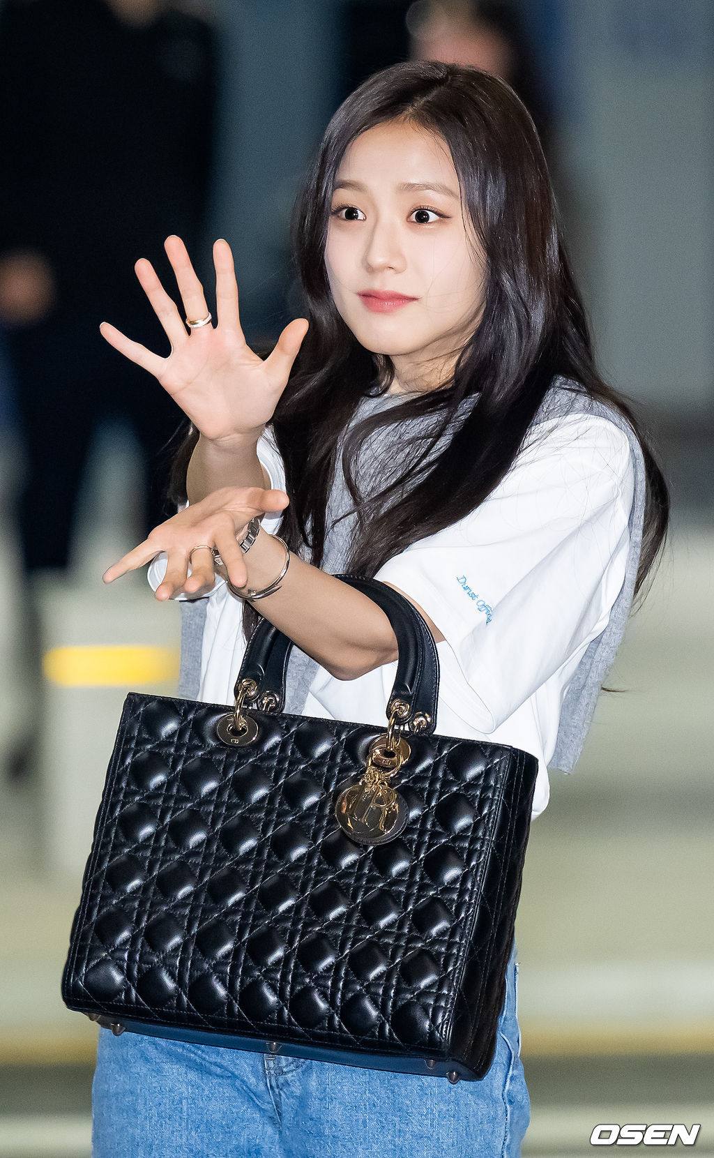 걸그룹 블랙핑크(BLACKPINK) 제니, 지수, 리사가 2일 오후 해외 일정차 인천광역시 중구 운서동 인천국제공항을 통해 미국 라스베이거스로 출국했다.블랙핑크 지수가 팬들에게 솔로곡 '꽃' 포인트 안무를 선보이고 있다. 2023.04.02 / rumi@osen.co.kr