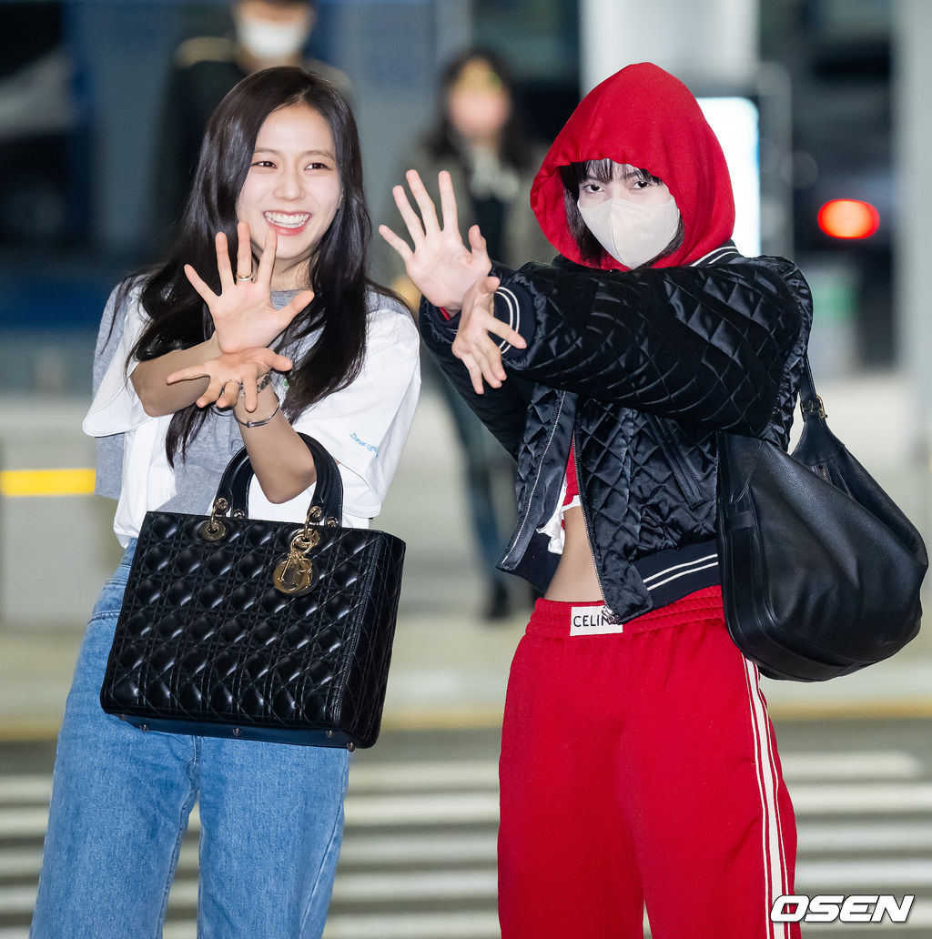 걸그룹 블랙핑크(BLACKPINK) 제니, 지수, 리사가 2일 오후 해외 일정차 인천광역시 중구 운서동 인천국제공항을 통해 미국 라스베이거스로 출국했다.블랙핑크 지수 솔로곡인 '꽃'의 포인트 안무를 지수와 리사가 함께 하고 있다. 2023.04.02 / rumi@osen.co.kr