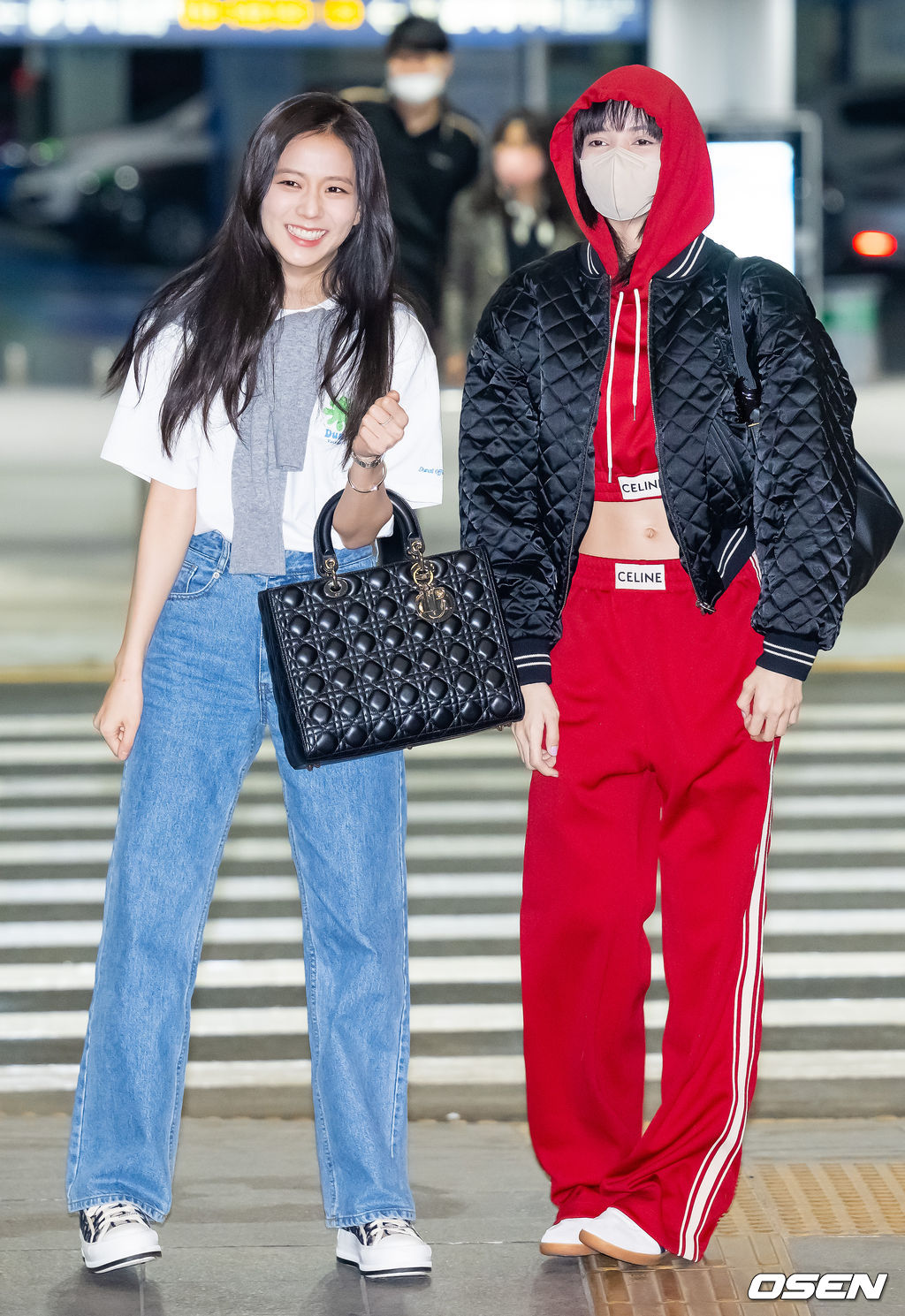 걸그룹 블랙핑크(BLACKPINK) 제니, 지수, 리사가 2일 오후 해외 일정차 인천광역시 중구 운서동 인천국제공항을 통해 미국 라스베이거스로 출국했다.블랙핑크 지수와 리사가 출국장으로 이동하며 손하트를 하고 있다. 2023.04.02 / rumi@osen.co.kr