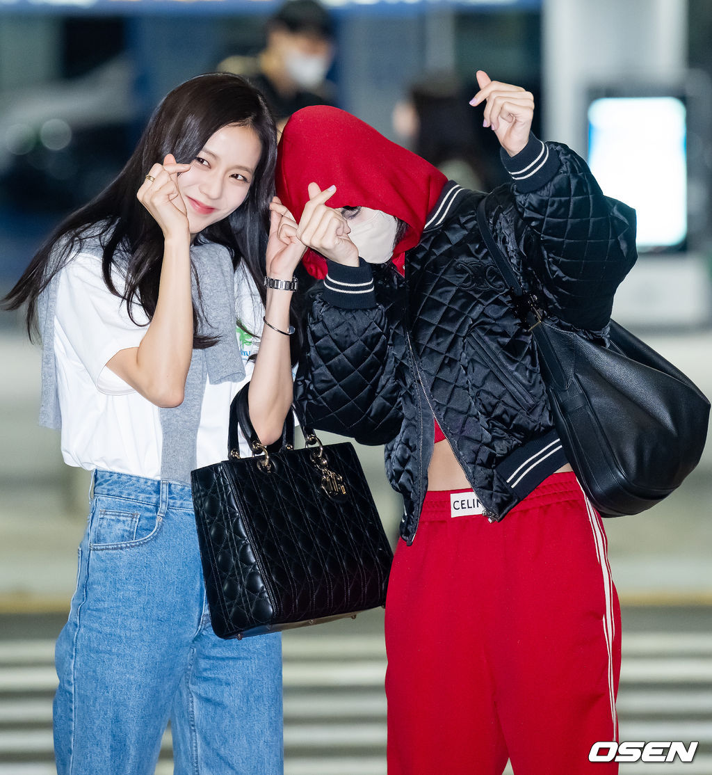 걸그룹 블랙핑크(BLACKPINK) 제니, 지수, 리사가 2일 오후 해외 일정차 인천광역시 중구 운서동 인천국제공항을 통해 미국 라스베이거스로 출국했다.블랙핑크 지수와 리사가 출국장으로 이동하고 있다. 2023.04.02 / rumi@osen.co.kr