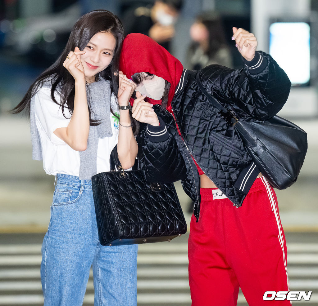 걸그룹 블랙핑크(BLACKPINK) 제니, 지수, 리사가 2일 오후 해외 일정차 인천광역시 중구 운서동 인천국제공항을 통해 미국 라스베이거스로 출국했다.블랙핑크 지수와 리사가 출국장으로 이동하며 손하트를 하고 있다. 2023.04.02 / rumi@osen.co.kr