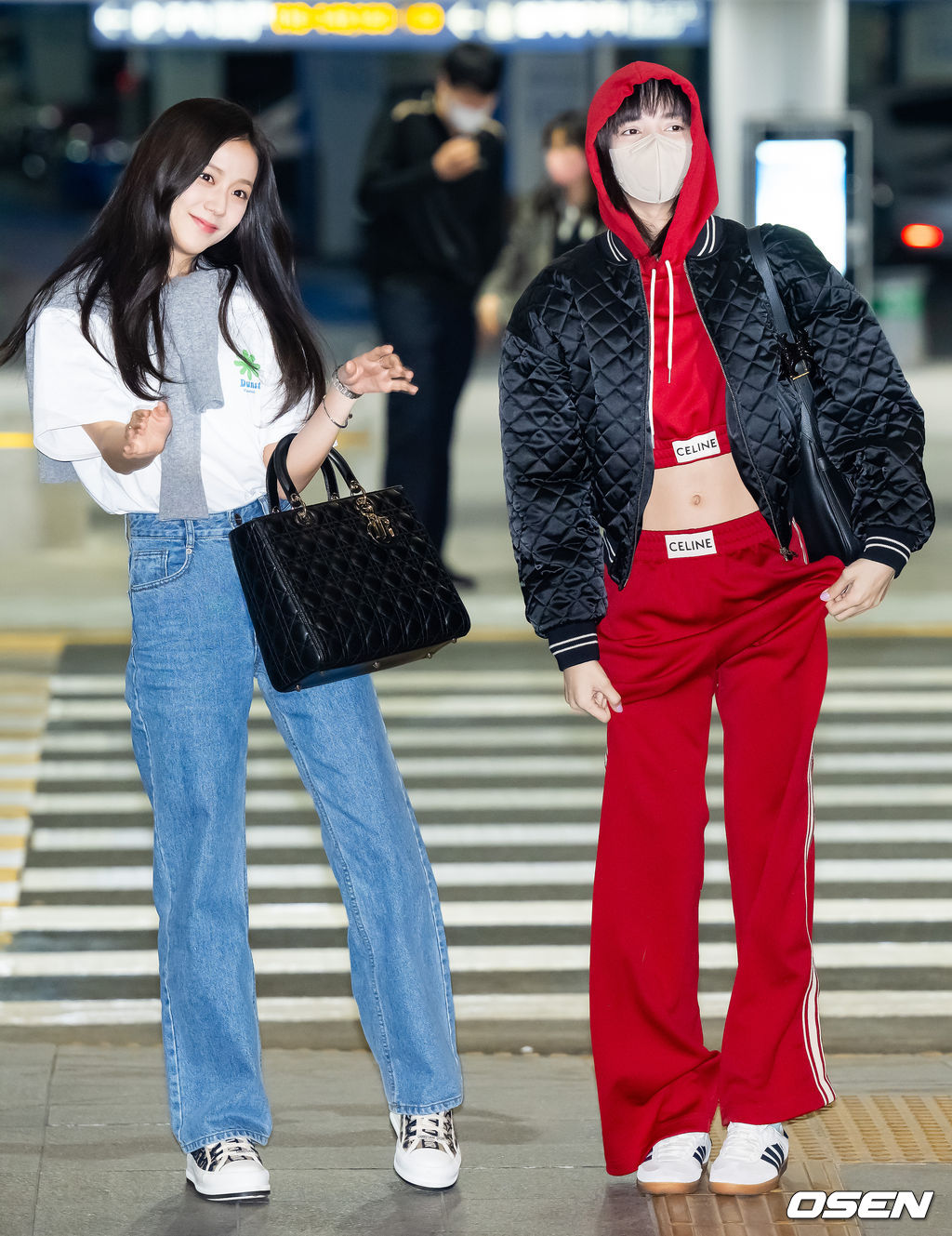 걸그룹 블랙핑크(BLACKPINK) 제니, 지수, 리사가 2일 오후 해외 일정차 인천광역시 중구 운서동 인천국제공항을 통해 미국 라스베이거스로 출국했다.블랙핑크 지수와 리사가 출국장으로 이동하고 있다. 2023.04.02 / rumi@osen.co.kr