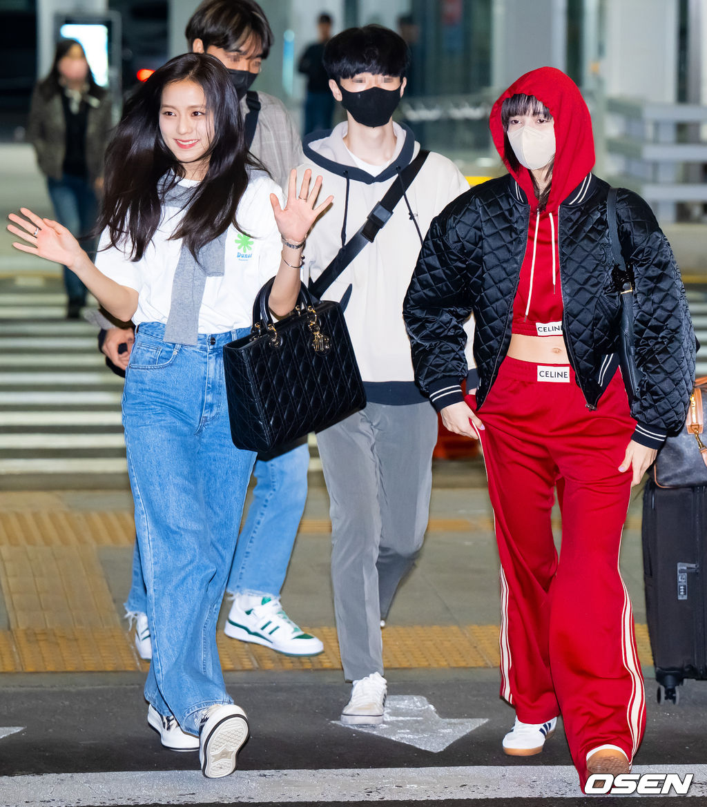 걸그룹 블랙핑크(BLACKPINK) 제니, 지수, 리사가 2일 오후 해외 일정차 인천광역시 중구 운서동 인천국제공항을 통해 미국 라스베이거스로 출국했다.블랙핑크 지수와 리사가 출국장으로 이동하고 있다. 2023.04.02 / rumi@osen.co.kr