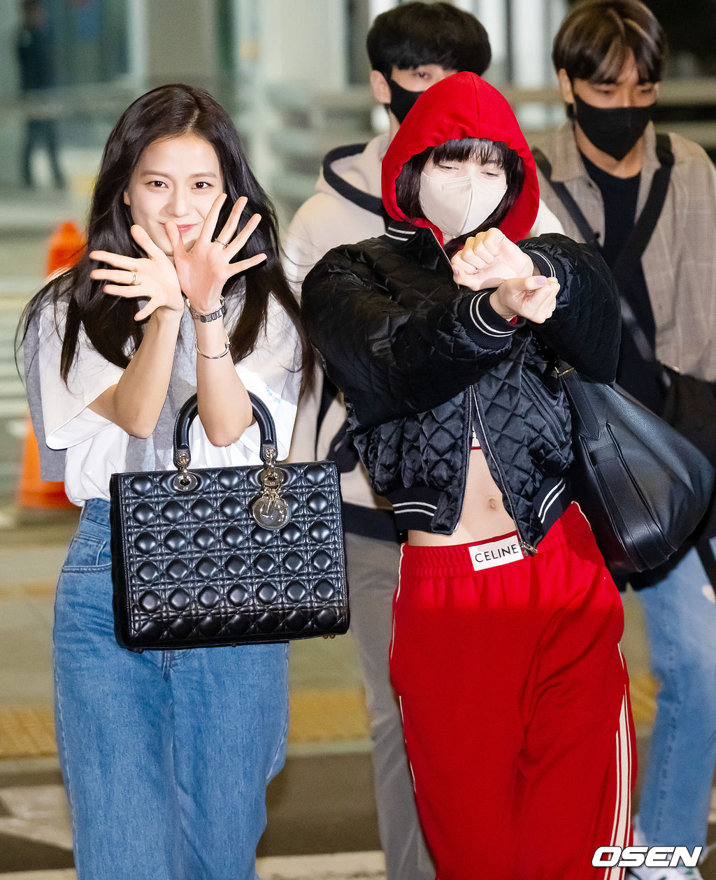 걸그룹 블랙핑크(BLACKPINK) 제니, 지수, 리사가 2일 오후 해외 일정차 인천광역시 중구 운서동 인천국제공항을 통해 미국 라스베이거스로 출국했다.블랙핑크 지수 솔로곡인 '꽃'의 포인트 안무를 지수와 리사가 함께 하며 출국길에 오르고 있다. 2023.04.02 / rumi@osen.co.kr