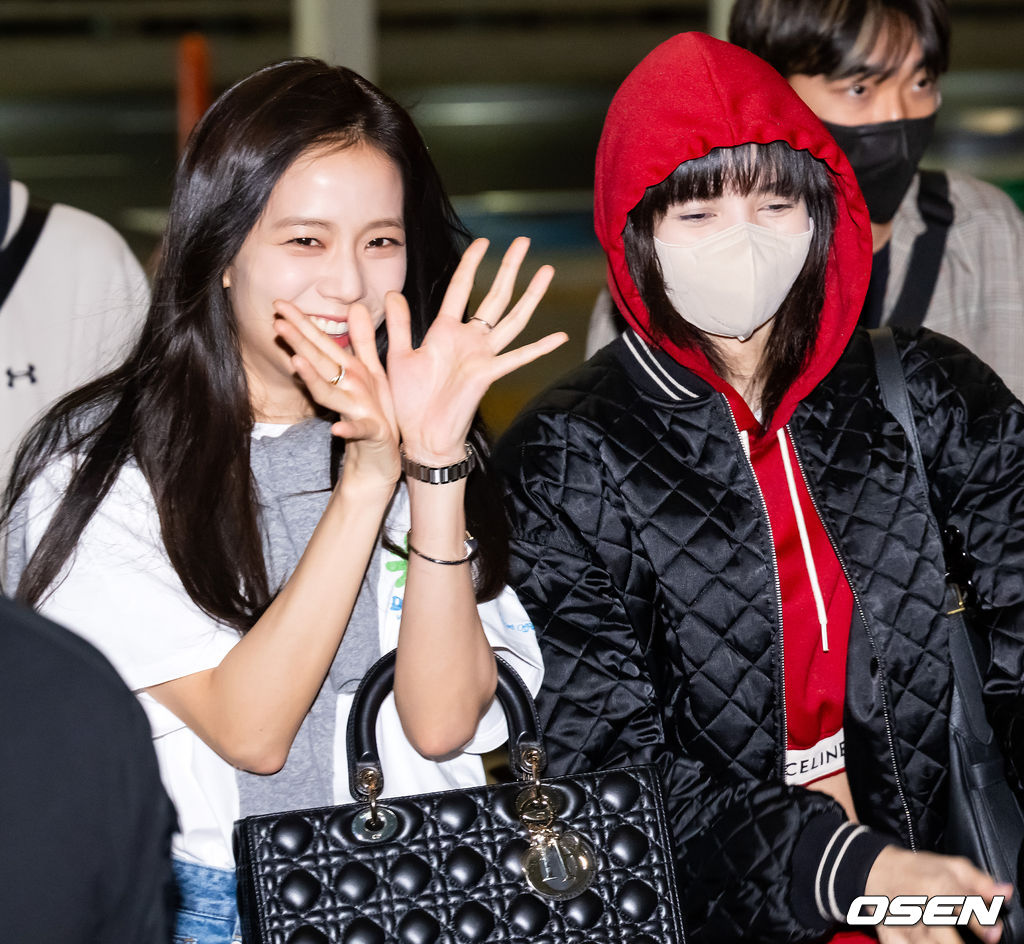 걸그룹 블랙핑크(BLACKPINK) 제니, 지수, 리사가 2일 오후 해외 일정차 인천광역시 중구 운서동 인천국제공항을 통해 미국 라스베이거스로 출국했다.블랙핑크 지수가 자신의 솔로곡인 '꽃'의 포인트 안무를 추며 리사가 함께 출국길에 오르고 있다. 2023.04.02 / rumi@osen.co.kr