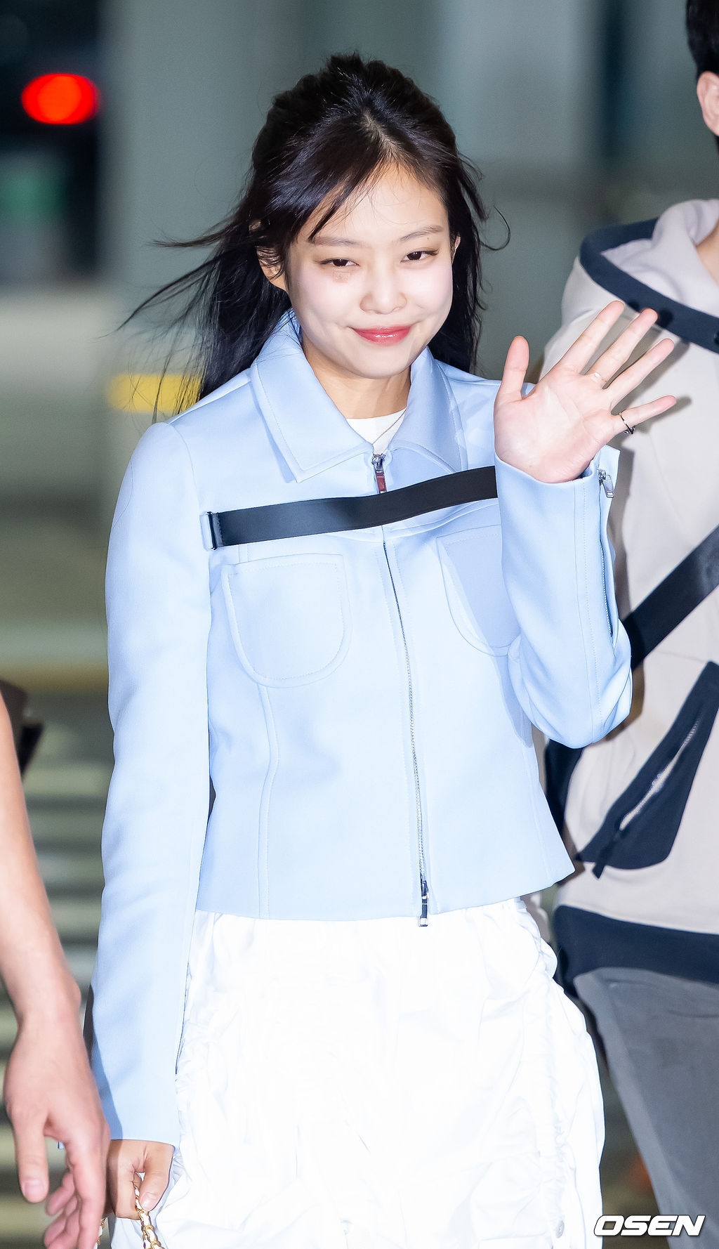 걸그룹 블랙핑크(BLACKPINK) 제니, 지수, 리사가 2일 오후 해외 일정차 인천광역시 중구 운서동 인천국제공항을 통해 미국 라스베이거스로 출국했다.블랙핑크 제니가 출국장으로 향하며 손 인사를 하고 있다. 2023.04.02 / rumi@osen.co.kr
