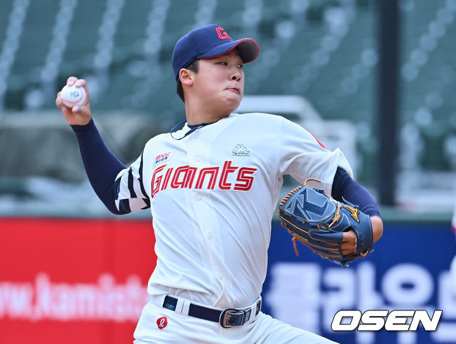롯데 자이언츠 선발 투수 이민석이 역투하고 있다. 2023.03.15 / foto0307@osen.co.kr