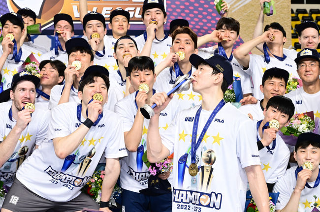 대한항공의 왕조를 향한 의지는 꺾이지 않았다. 대한항공이 풀세트 접전 끝에 역대 두 번째 남자배구 3시즌 연속 통합 우승와 트레블을 완성했다.대한항공은 3일 천안 유관순체육관에서 열린 ‘2022-2023 도드람 V리그’ 남자부 챔피언결정전 3차전 현대캐피탈과의 경기에서 세트스코어 3-2(23-25, 13-25, 25-22, 25-17, 15-11)로 대역전승을 거뒀다. MVP를 차지한 대한항공 한선수가 포즈를 취하고 있다. 2023.04.03 /cej@osen.co.kr