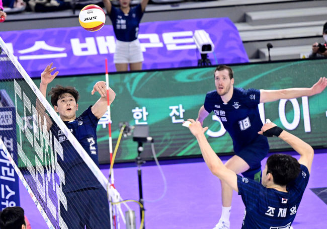 30일 오후 인천 계양체육관에서 ‘도드람 2022-2023 V-리그’ 남자부 챔피언결정 1차전 대한항공과 현대캐피탈의 경기, 정규리그 1위팀 대한항공이 세트스코어 3-1(20-25, 25-23, 25-23, 25-17)로 승리하며 3연속 통합우승의 시동을 걸었다.3세트 막판 대한항공 세터 한선수가 토스를 올리고 있다. 2023.03.30 / dreamer@osen.co.kr