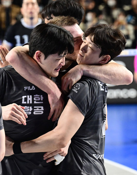 대한항공의 왕조를 향한 의지는 꺾이지 않았다. 대한항공이 풀세트 접전 끝에 역대 두 번째 남자배구 3시즌 연속 통합 우승와 트레블을 완성했다.대한항공은 3일 천안 유관순체육관에서 열린 ‘2022-2023 도드람 V리그’ 남자부 챔피언결정전 3차전 현대캐피탈과의 경기에서 세트스코어 3-2(23-25, 13-25, 25-22, 25-17, 15-11)로 대역전승을 거뒀다. 우승을 차지한 대한항공 정지석, 링컨, 한선수가 기뻐하고 있다. 2023.04.03 /cej@osen.co.kr