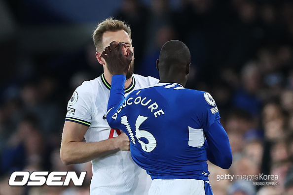[사진] 얼굴 가격당하는 케인 / ⓒGettyimages(무단전재 및 재배포 금지)
