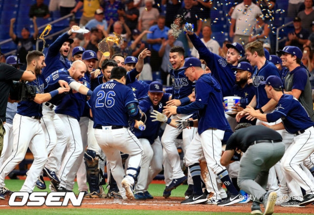 [사진] 2019년 9월25일(한국시간) 최지만이 뉴욕 양키스전에서 끝내기 홈런을 치고 동료들의 환영을 받고 있다. ⓒGettyimages(무단전재 및 재배포 금지)