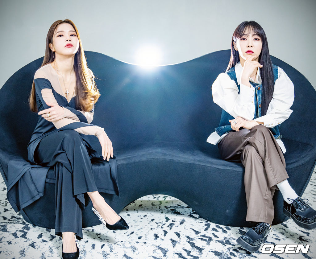첫 번째 싱글 앨범 'ACT 1, SCENE 1’을 발매한 그룹 마마무+(MAMAMOO+ 문별, 솔라)가 OSEN과 인터뷰를 가졌다.마마무+는 첫 싱글 앨범 'ACT 1, SCENE 1'을 통해 '극과 극' 매력을 선보였다. 음악과 콘셉트에 한계를 두지 않은 마마무+만의 새로운 '1막 1장’을 담았다.타이틀곡 'GGBB'는 변화무쌍한 사운드 속에 마마무+만의 에너제틱한 매력을 잘 담아낸 곡이다. 달콤한데 맵고 짜기까지 해서 도저히 정신을 차릴 수 없는 사이, 누군가에게 빠져버린 모습을 노랫말로 표현했다.마마무+ 문별과 솔라가 카메라 앞에서 포즈를 취하고 있다. /rumi@osen.co.kr
