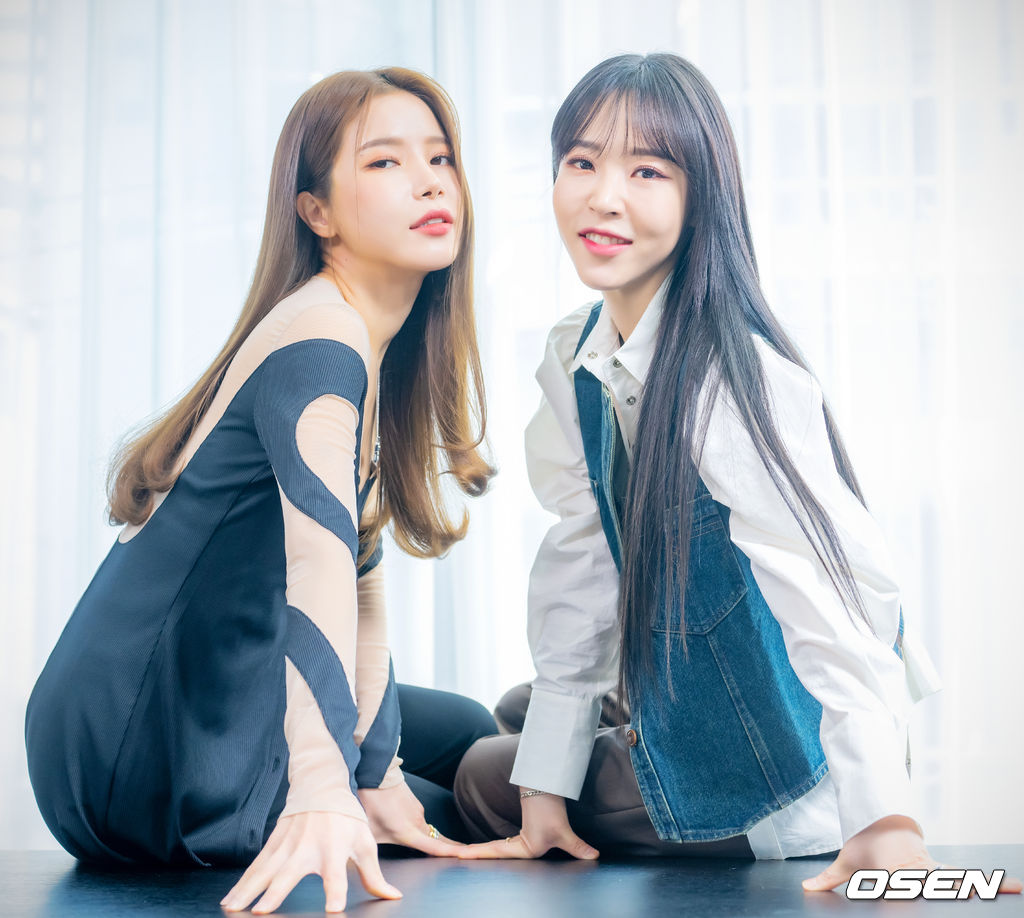 첫 번째 싱글 앨범 'ACT 1, SCENE 1’을 발매한 그룹 마마무+(MAMAMOO+ 문별, 솔라)가 OSEN과 인터뷰를 가졌다.마마무+는 첫 싱글 앨범 'ACT 1, SCENE 1'을 통해 '극과 극' 매력을 선보였다. 음악과 콘셉트에 한계를 두지 않은 마마무+만의 새로운 '1막 1장’을 담았다.타이틀곡 'GGBB'는 변화무쌍한 사운드 속에 마마무+만의 에너제틱한 매력을 잘 담아낸 곡이다. 달콤한데 맵고 짜기까지 해서 도저히 정신을 차릴 수 없는 사이, 누군가에게 빠져버린 모습을 노랫말로 표현했다. 마마무+ 문별과 솔라가 카메라 앞에서 포즈를 취하고 있다. /rumi@osen.co.kr