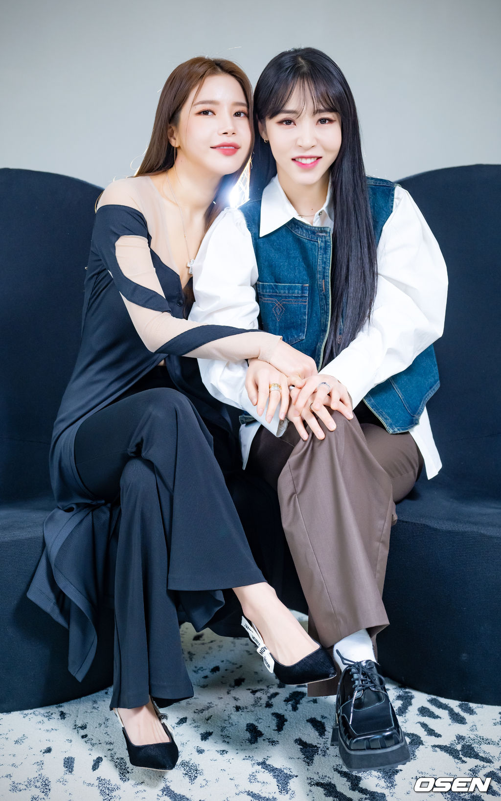첫 번째 싱글 앨범 'ACT 1, SCENE 1’을 발매한 그룹 마마무+(MAMAMOO+ 문별, 솔라)가 OSEN과 인터뷰를 가졌다.마마무+는 첫 싱글 앨범 'ACT 1, SCENE 1'을 통해 '극과 극' 매력을 선보였다. 음악과 콘셉트에 한계를 두지 않은 마마무+만의 새로운 '1막 1장’을 담았다.타이틀곡 'GGBB'는 변화무쌍한 사운드 속에 마마무+만의 에너제틱한 매력을 잘 담아낸 곡이다. 달콤한데 맵고 짜기까지 해서 도저히 정신을 차릴 수 없는 사이, 누군가에게 빠져버린 모습을 노랫말로 표현했다. 마마무+ 문별과 솔라가 카메라 앞에서 포즈를 취하고 있다. /rumi@osen.co.kr
