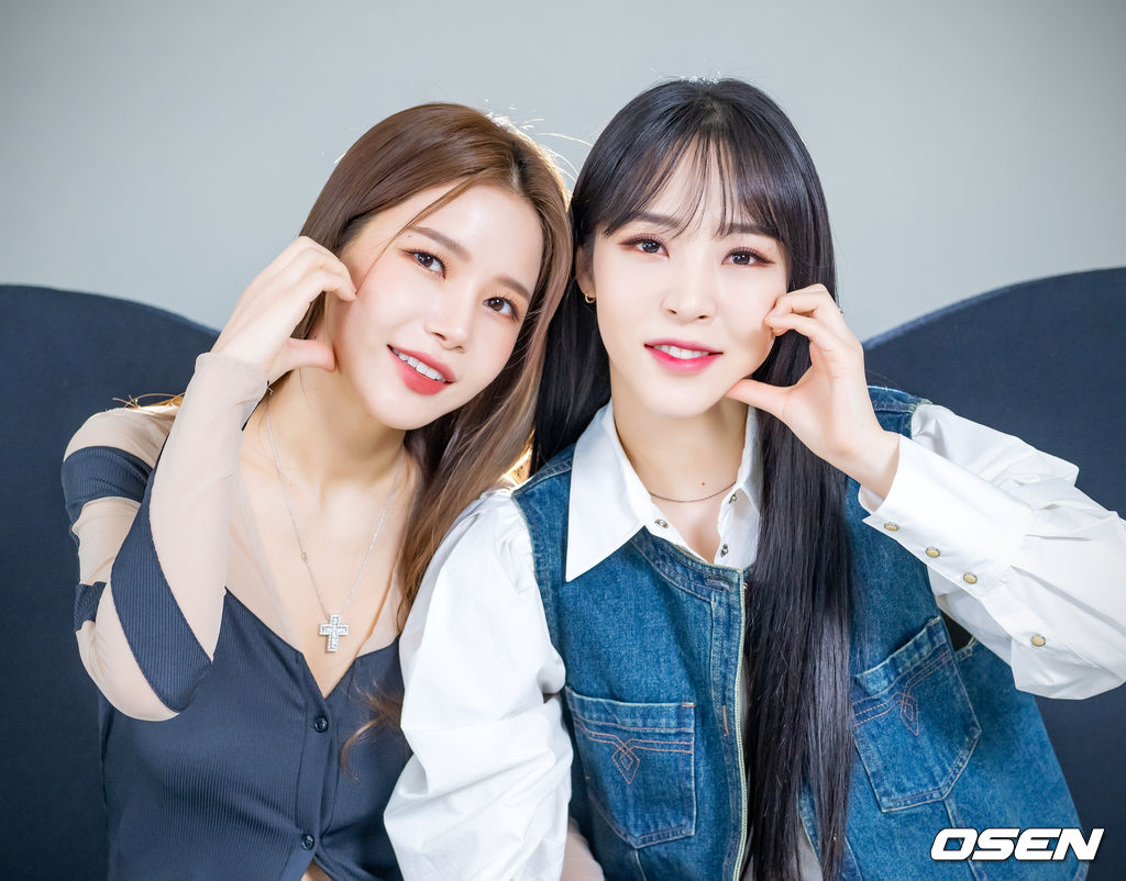 첫 번째 싱글 앨범 'ACT 1, SCENE 1’을 발매한 그룹 마마무+(MAMAMOO+ 문별, 솔라)가 OSEN과 인터뷰를 가졌다.마마무+는 첫 싱글 앨범 'ACT 1, SCENE 1'을 통해 '극과 극' 매력을 선보였다. 음악과 콘셉트에 한계를 두지 않은 마마무+만의 새로운 '1막 1장’을 담았다.타이틀곡 'GGBB'는 변화무쌍한 사운드 속에 마마무+만의 에너제틱한 매력을 잘 담아낸 곡이다. 달콤한데 맵고 짜기까지 해서 도저히 정신을 차릴 수 없는 사이, 누군가에게 빠져버린 모습을 노랫말로 표현했다. 마마무+ 문별과 솔라가 카메라 앞에서 포즈를 취하고 있다. /rumi@osen.co.kr