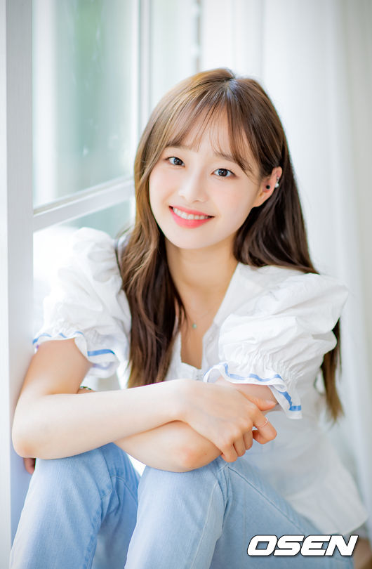 새 미니앨범 '&'(앤드)의 발매를 앞둔 그룹 이달의 소녀(LOONA)(희진, 현진, 하슬, 여진, 비비, 김립, 진솔, 최리, 이브, 츄, 고원, 올리비아 혜)가 서울 강남구 역삼동의 한 스튜디오에서 네이버 V라이브 OSEN '스타로드' 녹화를 진행했다.<br /><br />이달의 소녀의 새 미니앨범 '&'는 타이틀곡 'PTT (Paint The Town)'(피티티 (페인트 더 타운))를 비롯해 인트로곡 '&'(앤드), 'WOW'(와우), 'Be Honest'(비 어네스트), 'Dance On My Own'(댄스 온 마이 온), 'A Different Night'(어 디프런트 나잇), 'U R'(유 알)까지 총 7곡이 수록됐다. <br /><br />타이틀곡 'PTT (Paint The Town)'는 이달의 소녀의 폭발적인 에너지가 담긴 댄스 힙합 장르로 볼리우드(Bollywood) 노래의 모든 필수 요소가 결합된 곡이며, 금기에 갇히거나 남의 눈치를 보지 않고 주체적으로 스스로 확립하고 재정립하여 우리의 색으로 ‘Paint The Town’ 하겠다는 내용이 담겨 있다.<br /><br />이달의 소녀는 28일 오후 6시에 새 미니앨범 '&'를 발매하고 타이틀곡 'PTT (Paint The Town)'로 본격적인 컴백 활동에 돌입한다.<br /><br />이달의 소녀 츄가 녹화에 앞서 사진 촬영을 위해 포즈를 취하고 있다./ rumi@osen.co.kr