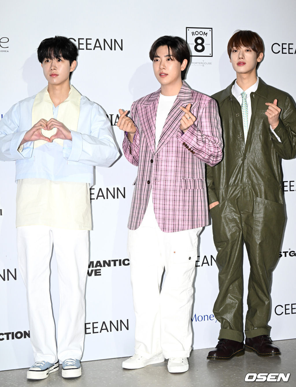 그룹 골든차일드 동현, 지범, 태그가 포토타임을 가지고 있다. 2023.03.17 /sunday@osen.co.kr