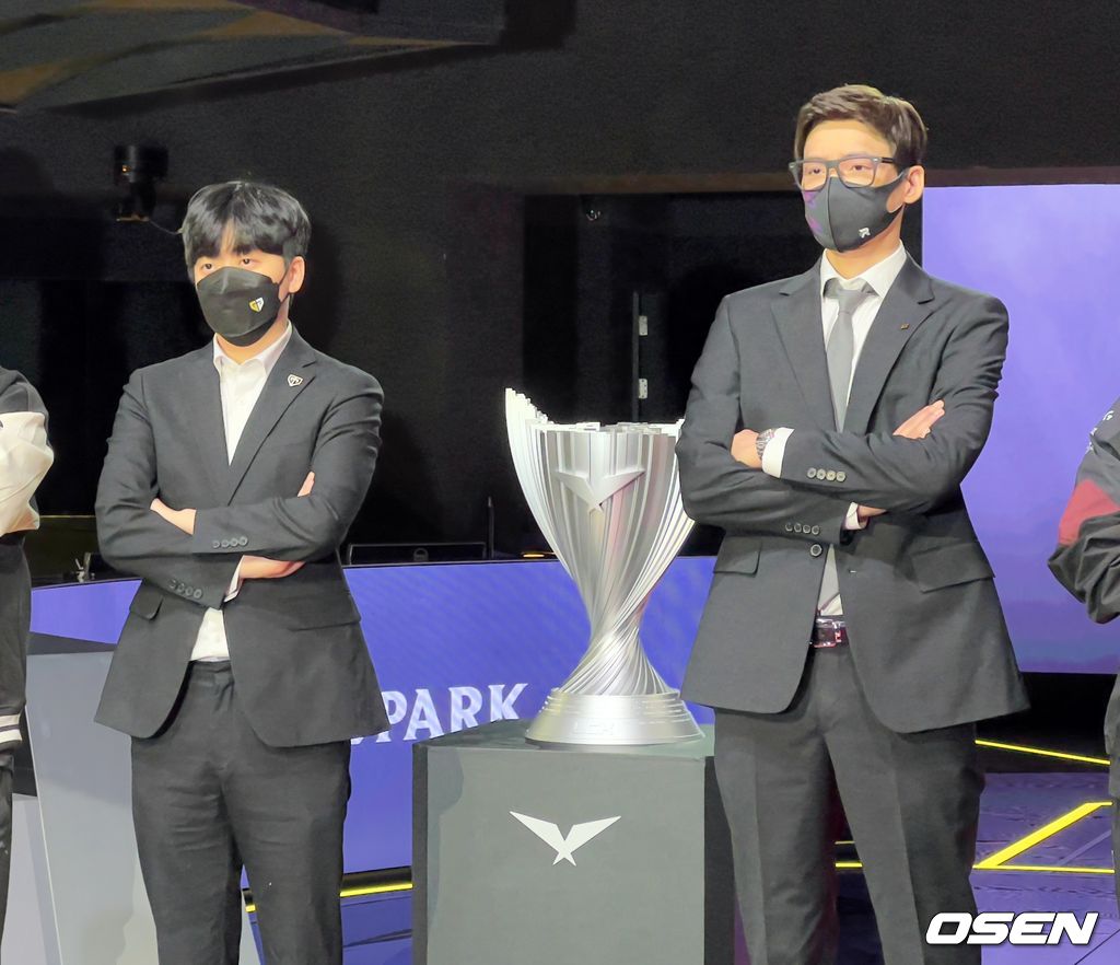 젠지 고동빈 감독(왼쪽)과 KT 강동훈 감독.