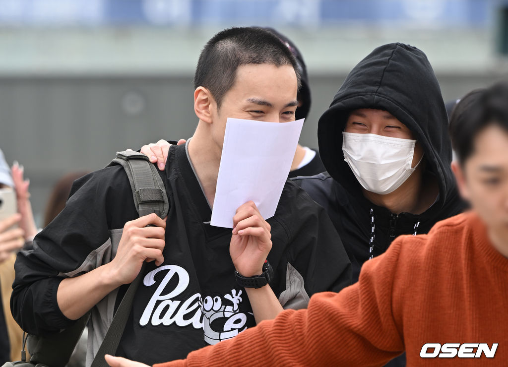 그룹 몬스타엑스 민혁이 4일 경기도 연천 5사단 신병교육대로 입대한다.민혁은 오는 2024년 9월 30일 전역 예정이다.몬스타엑스 민혁이 입소 전 취재진 앞에서 포즈를 취하고 있다2023.04.04 /hyun309@osen.co.kr