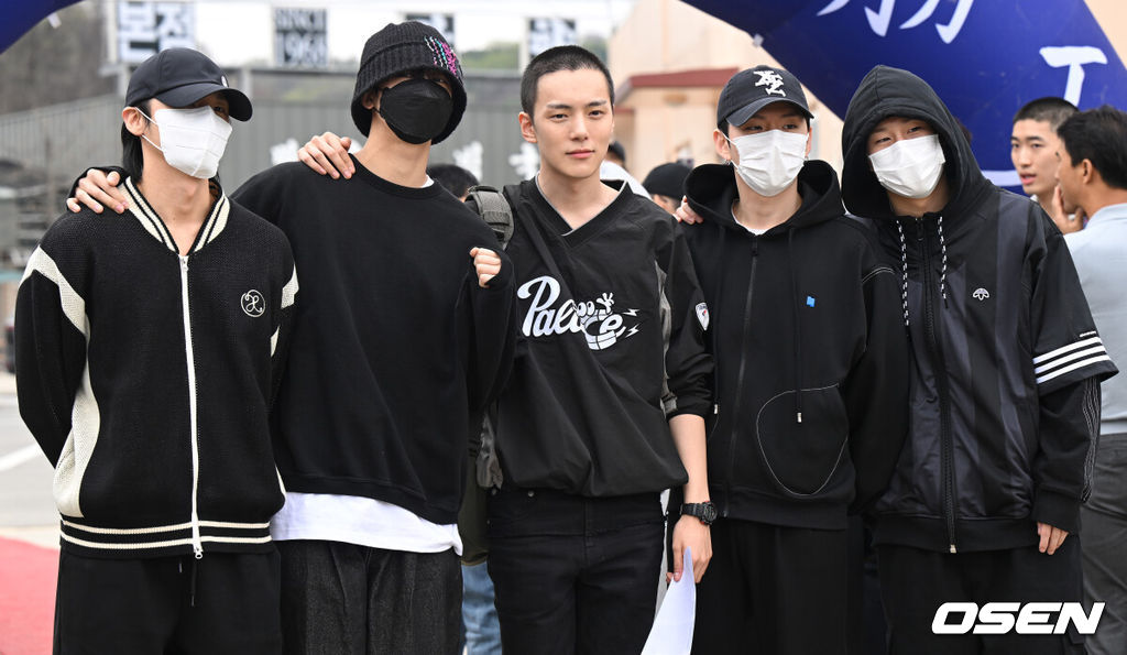 그룹 몬스타엑스 민혁이 4일 경기도 연천 5사단 신병교육대로 입대한다.민혁은 오는 2024년 9월 30일 전역 예정이다.몬스타엑스 민혁과 멤버들이 입소 전 취재진 앞에서 포즈를 취하고 있다2023.04.04 /hyun309@osen.co.kr