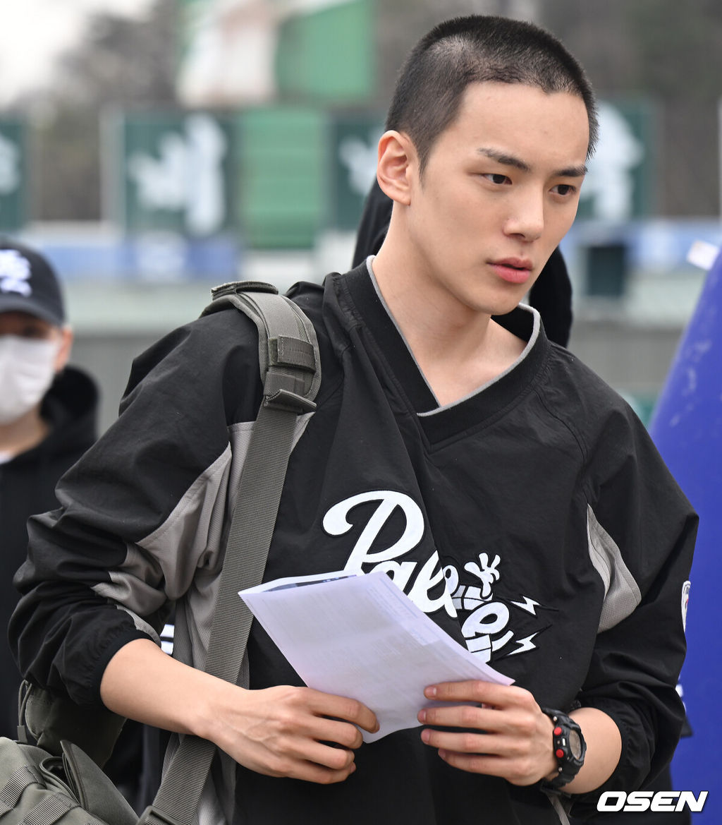 그룹 몬스타엑스 민혁이 4일 경기도 연천 5사단 신병교육대로 입대한다.민혁은 오는 2024년 9월 30일 전역 예정이다.몬스타엑스 민혁이 입소 전 취재진 앞에서 포즈를 취하고 있다2023.04.04 /hyun309@osen.co.kr