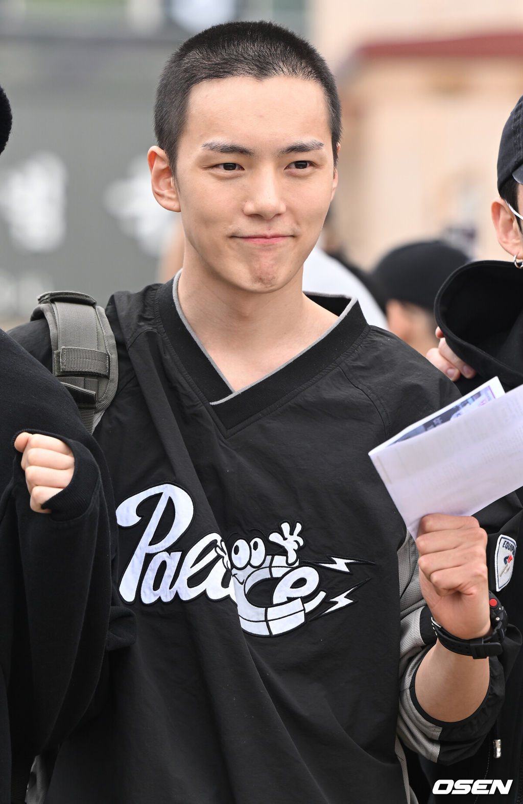 그룹 몬스타엑스 민혁이 4일 경기도 연천 5사단 신병교육대로 입대한다.민혁은 오는 2024년 9월 30일 전역 예정이다.몬스타엑스 민혁이 입소 전 취재진 앞에서 포즈를 취하고 있다2023.04.04 /hyun309@osen.co.kr