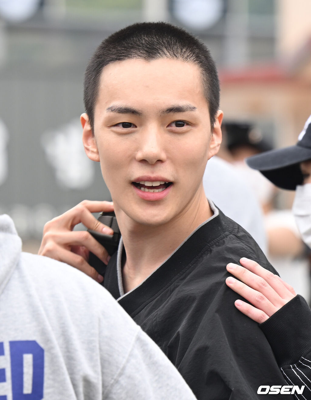 그룹 몬스타엑스 민혁이 4일 경기도 연천 5사단 신병교육대로 입대한다.민혁은 오는 2024년 9월 30일 전역 예정이다.몬스타엑스 민혁이 멤버들과 팬들의 배웅을 받으며 입소대로 향하고 있다. 2023.04.04 /hyun309@osen.co.kr