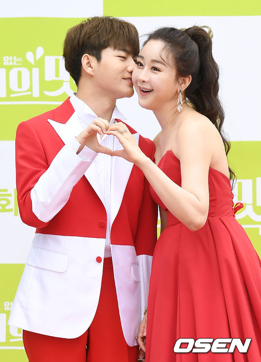 21일 오전 인천 파라다이스시티 스튜디오 파라다이스에서 TV조선 '아내의 맛' 100회 특집 포토행사가 열렸다.<br /><br />함소원, 진화 부부가 포토타임을 갖고 있다. /youngrae@osen.co.kr