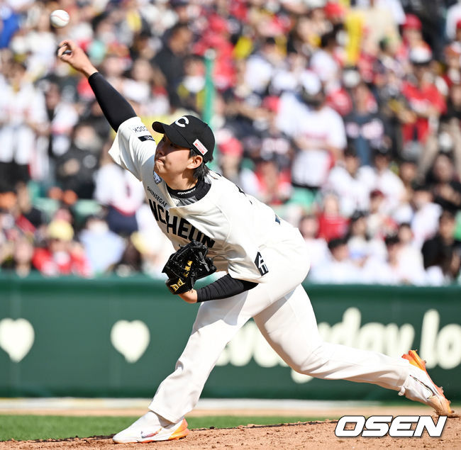4회초 1사 주자 만루 SSG 선발 맥카티에 이어 마운드에 오른 송영진이 힘차게 공을 뿌리고 있다. 2023.04.02 / rumi@osen.co.kr