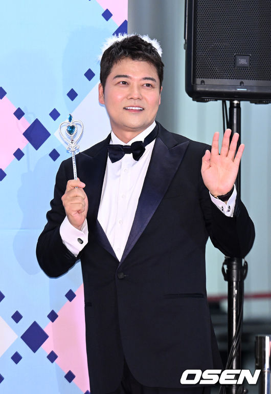 29일 오후 서울 상암 MBC 미디어센터에서 2022 MBC 방송연예대상 레드카펫 행사가 진행됐다.방송인 전현무가 레드카펫을 밟고 있다. 2022.12.29 /sunday@osen.co.kr