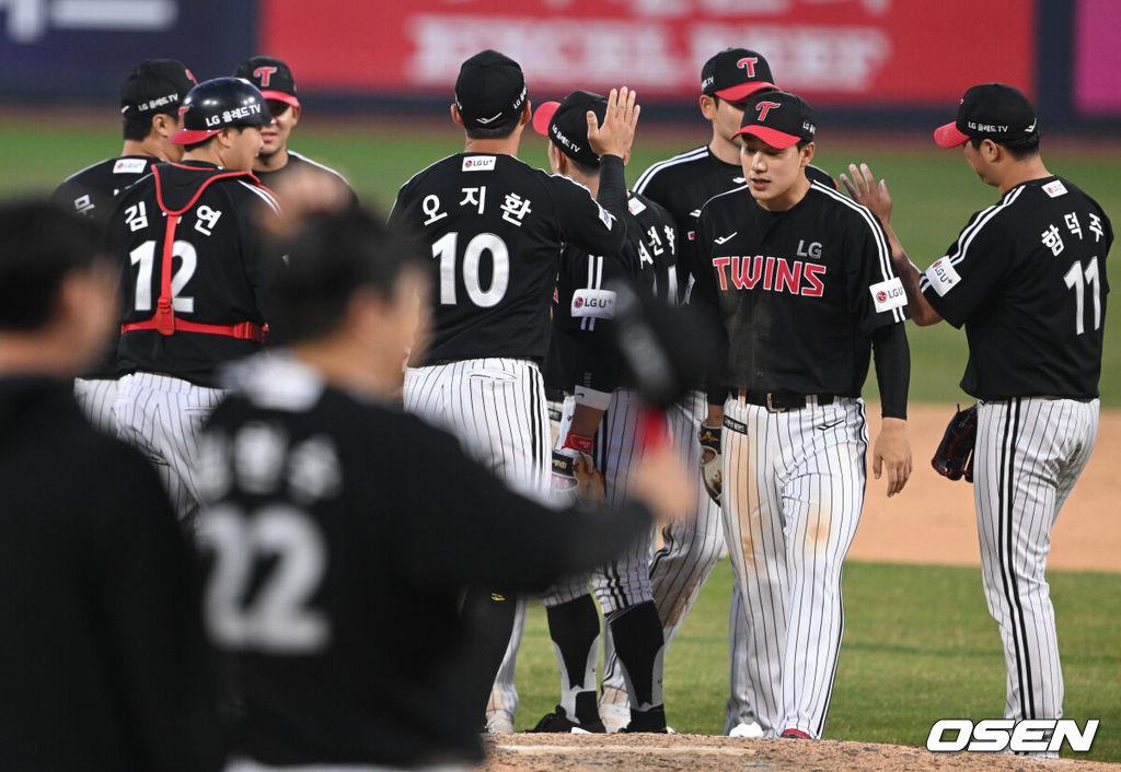 2일 오후 경기 수원시 수원KT위즈파크에서 ‘2023 신한은행 SOL KBO리그’ KT 위즈와 LG 트윈스의 경기가 열렸다.LG는 연장 11회 10-9로 승리했다. 9-2로 7점 차까지 앞서던 경기를 8회 9-9 동점을 허용하며 뒤집힐 뻔 했다. 10회 등판해 2이닝 무실점을 기록한 함덕주가 승리 투수가 됐다. 경기가 끝난 뒤 LG 선수들이 기뻐하고 있다. 2023.04.02 / hyun309@osen.co.kr