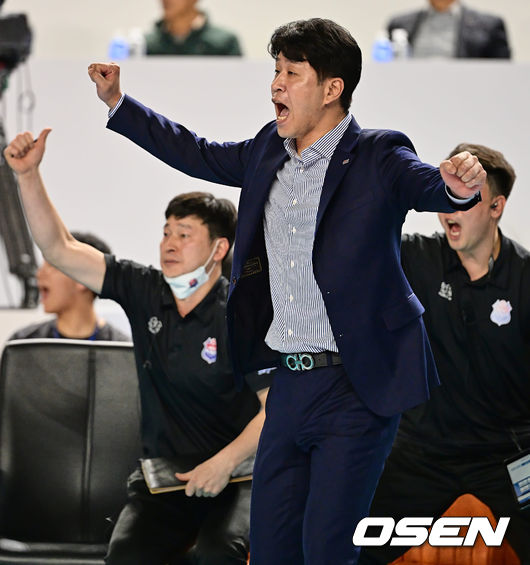 한국도로공사 김종민 감독이 환호하고 있다. 2023.04.04 / foto0307@osen.co.kr