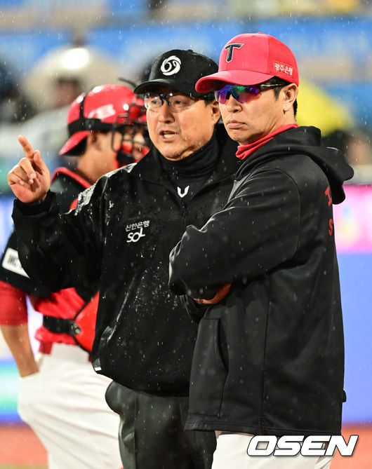 4회말 시작을 앞두고 우천으로 경기가 잠시 중단되고 있다. 심판에게 설명을 듣고 있는 KIA 김종국 감독. 2023.04.04 /cej@osen.co.kr