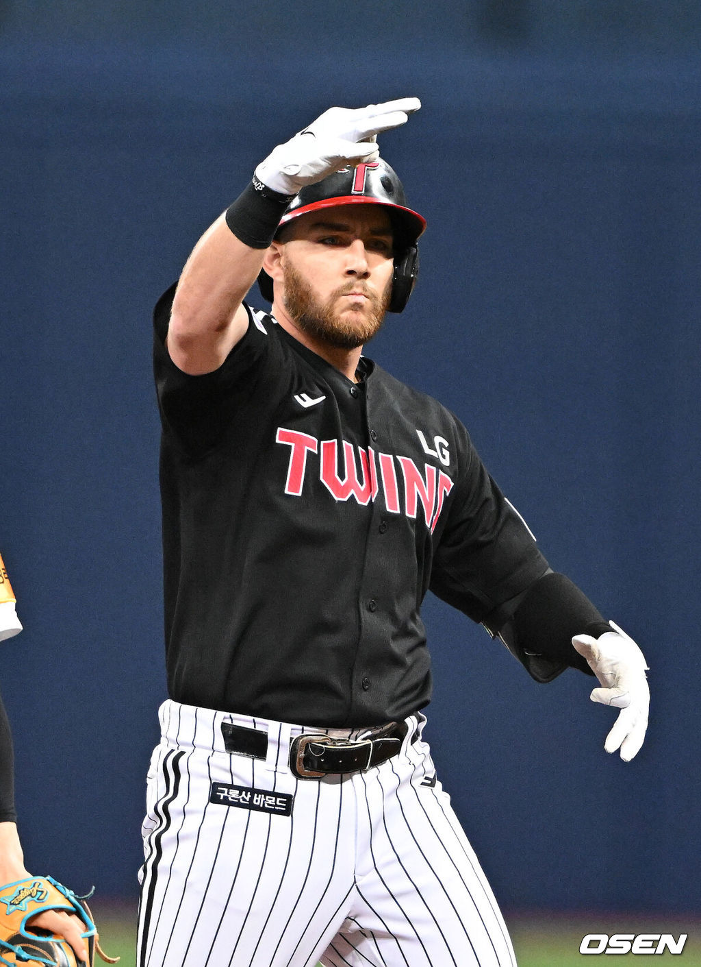 4일 오후 서울 고척스카이돔에서 ‘2023 신한은행 SOL KBO리그’ 키움 히어로즈와 LG 트윈스의 경기가 열렸다.4회초 무사 1루에서 LG 오스틴이 좌중간 2루타를 치고 환호하고 있다. 2023.04.04 /sunday@osen.co.kr