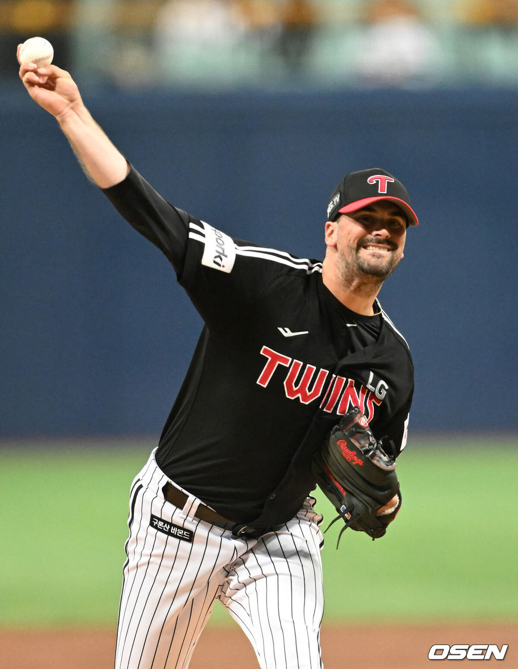 4일 오후 서울 고척스카이돔에서 ‘2023 신한은행 SOL KBO리그’ 키움 히어로즈와 LG 트윈스의 경기가 열렸다.1회말 무사에서 LG 선발투수 플럿코가 역투하고 있다. 2023.04.04 /sunday@osen.co.kr