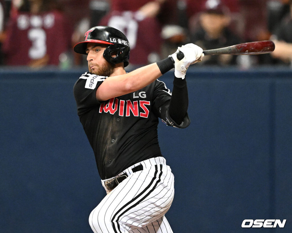 4일 오후 서울 고척스카이돔에서 ‘2023 신한은행 SOL KBO리그’ 키움 히어로즈와 LG 트윈스의 경기가 열렸다.6회초 무사에서 LG 오스틴이 좌전안타를 치고 있다. 2023.04.04 /sunday@osen.co.kr