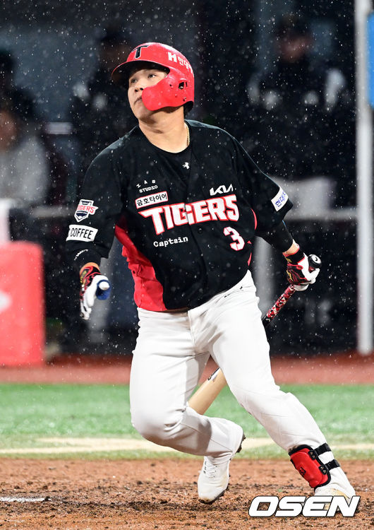 4회초 1사 1,2루 KIA 김선빈이 동점 1타점 적시 2루타를 날린 뒤 세리머니를 하고 있다. 2023.04.04 /cej@osen.co.kr