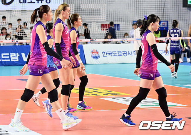 흥국생명 선수들이 3세트를 패하고 아쉬워하고 있다. 2023.04.04 / foto0307@osen.co.kr