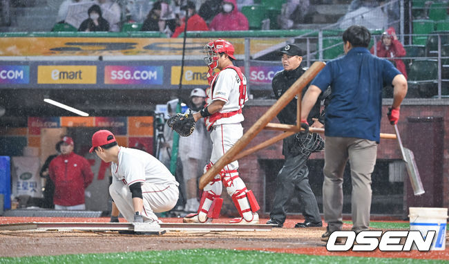 4일 오후 인천 문학 SSG 랜더스 필드에서 2023 신한은행 SOL KBO리그 SSG 랜더스와 롯데 자이언츠의 경기가 진행됐다. 6회초를 앞두고 SSG 랜더스 필드 관계자들이 그라운드를 정비하고 있다. 2023.04.04 / soul1014@osen.co.kr