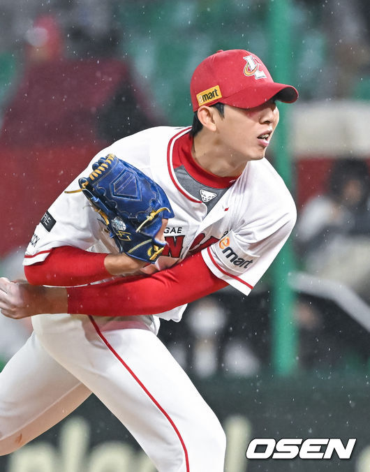 4일 오후 인천 문학 SSG 랜더스 필드에서 2023 신한은행 SOL KBO리그 SSG 랜더스와 롯데 자이언츠의 경기가 진행됐다. 7회초 SSG 선발투수 오원석이 역투하고 있다. . 2023.04.04 / soul1014@osen.co.kr