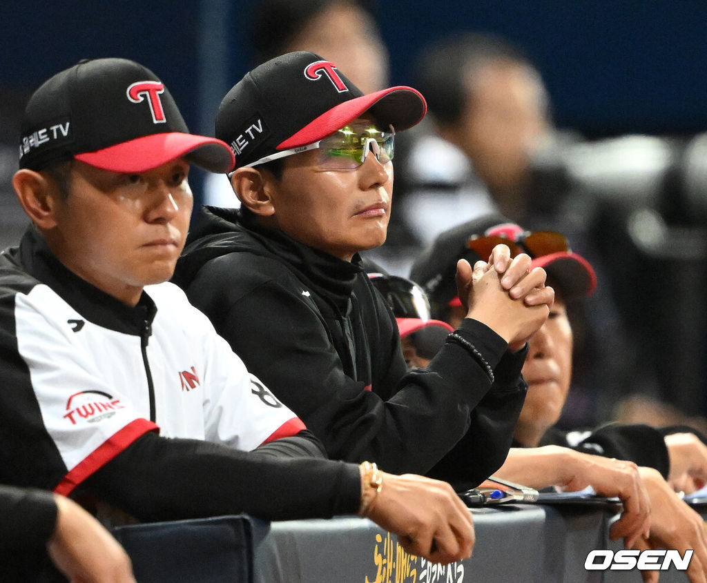 4일 오후 서울 고척스카이돔에서 ‘2023 신한은행 SOL KBO리그’ 키움 히어로즈와 LG 트윈스의 경기가 열렸다.LG 염경엽 감독이 경기를 바라보고 있다. 2023.04.04 /sunday@osen.co.kr